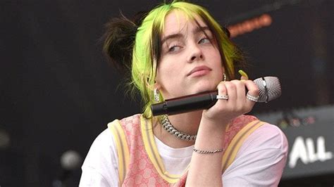 Billie Eilish Shares Wardrobe Malfunction Footage。